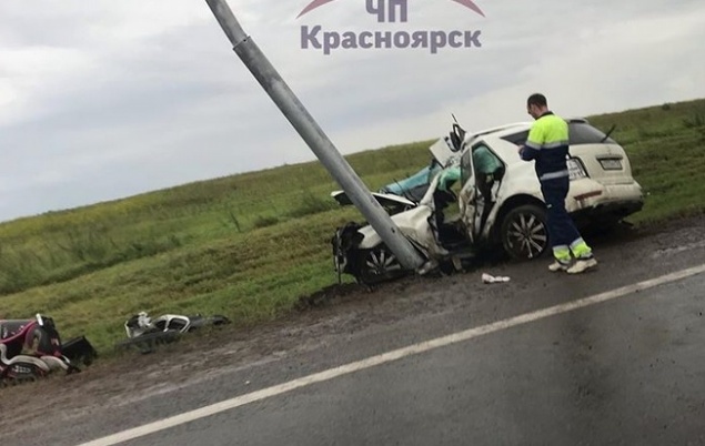 На мокрой трассе под Красноярском водитель Mercedes влетел в столб