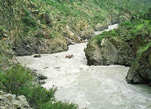 В Туве на очень сложной для сплава реке перевернулся катамаран с туристами. Трое пропали