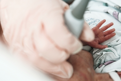 Младенец погиб после пролившегося кипятка из-за не обратившихся к врачу россиян