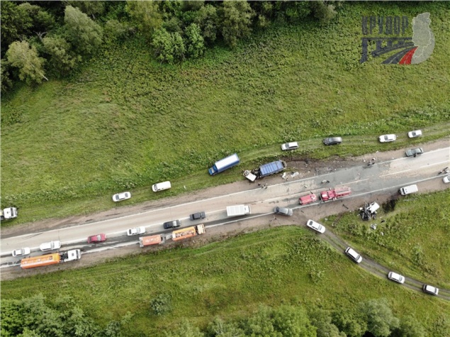 На трассе Красноярск-Енисейск Toyota Land Cruiser превратилась в гору металлолома после столкновения с мусоровозом. Водитель погиб