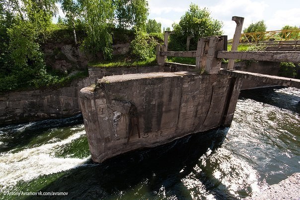Возле разрушенной Шарыповской ГЭС 10-летний мальчик прыгнул с моста и получил серьезную травму спины