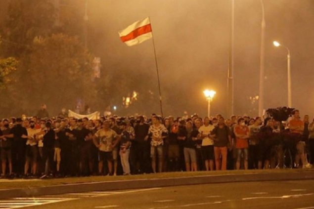 Взрывы и стрельба не стихают: в Белоруссии второй день продолжаются протесты