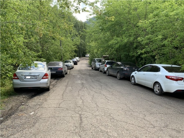 Красноярцев предупредили о взломах машин у нацпарка «Столбы» и попросили приезжать туда на автобусах