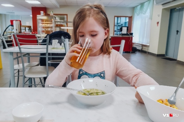 Диетолог рассказала, почему нельзя давать соки детям