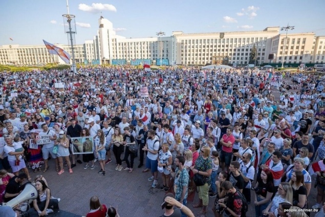 Митинг у СИЗО и марш к изолятору: как закончился девятый день протестов в Белоруссии