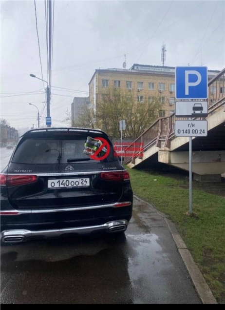 Устроившего VIP-парковку красноярского автохама на «Майбахе» оштрафовали и пожурили