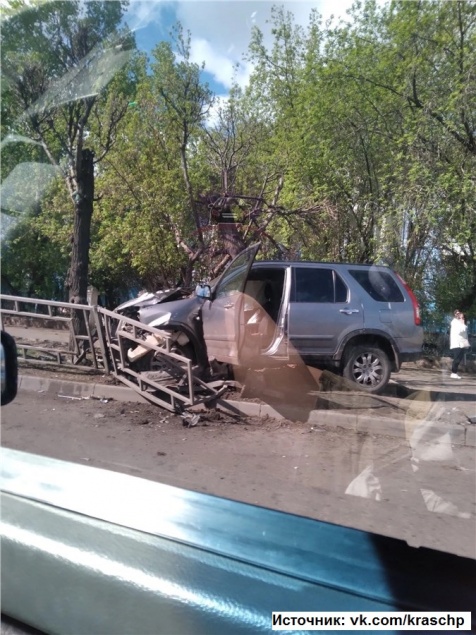 Машина с мертвым водителем въехала в металлический забор на Мичурина в Красноярске
