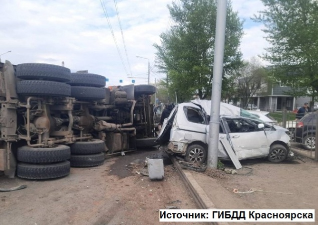 КамАЗ повредил 12 автомобилей на Пограничников в Красноярске