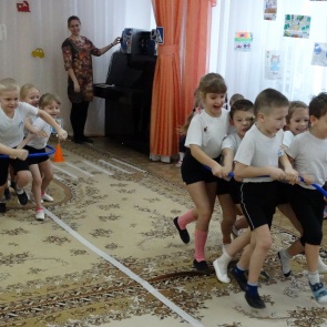 Госавтоинспекторы приняли экзамены у дошколят по ПДД