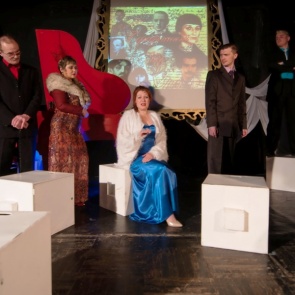 В ачинском драмтеатре состоялась премьера нового спектакля «Под лаской плюшевого пледа»