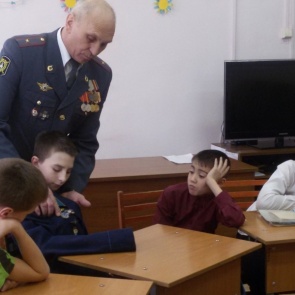 Автополицейские и воспитанники детского дома встретились с ветераном Госавтоинспекции