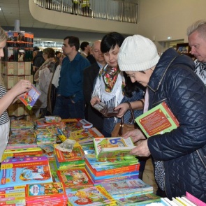 Ачинскую книжную ярмарку в первый день работы посетили более 1,5 тысяч горожан