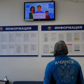 Госавтоинспекторы в Ачинске разъясняют водителям преимущества пользования порталом Госуслуг