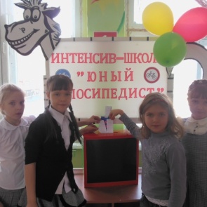 Госавтоинспекторы в Ачинске помогают постигать юным велосипедистам «Дорожную грамоту»