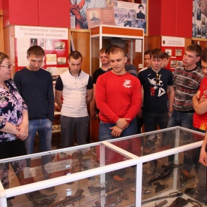 Полицейские познакомили ачинских студентов с историческими экспонатами музея МО МВД России «Ачинский»