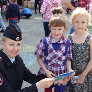 Полицейские и общественники в Ачинске дали старт безопасному лету