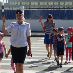 Госавтоинспекторы в Ачинске возглавили «Детский маршрут безопасности»