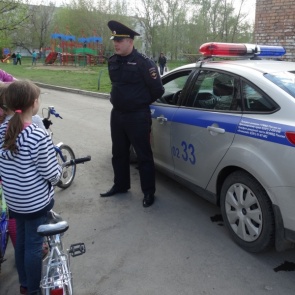 Госавтоинспекторы знакомят юных ачинцев с дорожной безопасностью