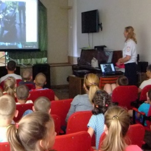 Госавтоинспекторы в Ачинске напомнили воспитанникам детского дома о соблюдении мер безопасности на дорогах.