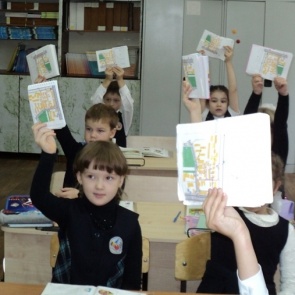 В Ачинске автополицейские и юные инспекторы движения провели массовый мониторинг детской дорожной безопасности