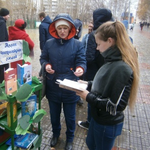 Сегодня работала аллея читающих людей в парке Победы