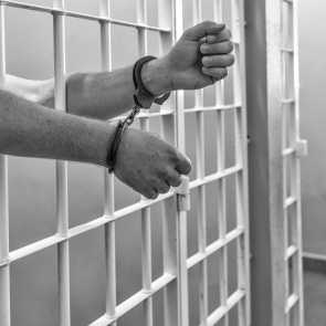 В Ачинске сыщиками по горячим следам задержан подозреваемый в совершении кражи из магазина