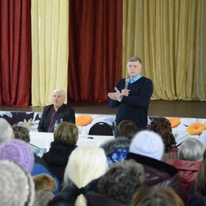 Председатель городского Совета депутатов Сергей Никитин побывал на встрече с отдыхающими в оздоровительном лагере «Сокол» ветеранами Ачинского НПЗ