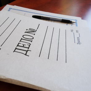 В Ачинске мужчина предстанет перед судом за кражу барсетки с деньгами