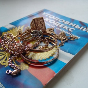 Сыщиками Ачинска оперативно раскрыта кража ювелирных украшений