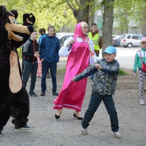 Фоторепортаж: Юбилей города приходит в ачинские дворы
