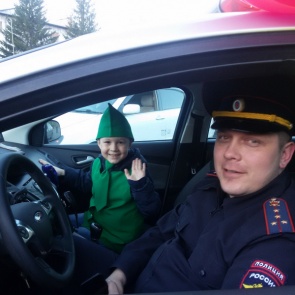 Госавтоинспекторы, ЮИД и общественное движение «Ачинск автоканал» выложили юбилейную дату из автомобилей