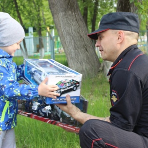 К 300-летию российской полиции: Стражи порядка Ачинска поздравили с 300-летием российской полиции семьи коллег, находящихся в служебных командировках