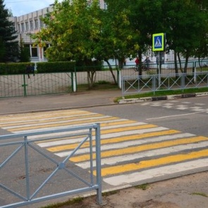 В Ачинске для безопасности пешеходов устанавливают новые ограждения