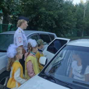 Госавтоинспекторы и родители провели акцию «Встречаем утро безопасности!»