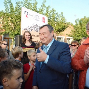 В Ачинске на открытие обновленного сквера состоялся гранд-променад «Ворота времени»