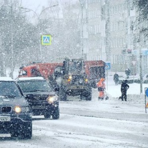 Ачинские дорожники вышли на уборку улиц от ночного снегопада