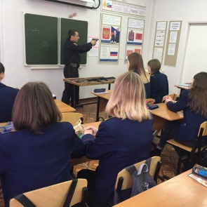 В Ачинске слушатели полицейского класса побывали на уроке огневой подготовки