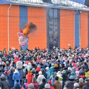 Более 3,5 тысяч ачинцев масштабно отпраздновали масленицу на центральной площади города