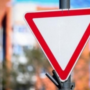 Кому может не уступать дорогу водитель авто, выезжающего из двора?