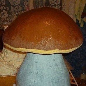 Гриб из монтажной пены для дачного участка