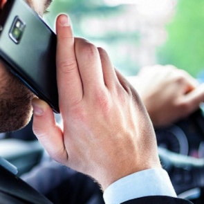 Есть только один законный способ разговаривать по телефону без «hands free» за рулем - ГИБДД