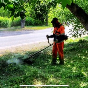 БУДНИ НАШЕГО ГОРОДА: ежедневно более 3 специализированных бригад выходят на покос травы в Ачинске