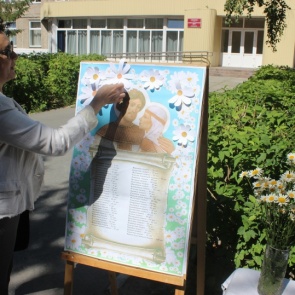 В Ачинске автополицейские вручали семьям световозвращающие ромашки