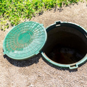 В Бирилюсском районе директора ДК оштрафовали за провалившуюся в септик первоклашку