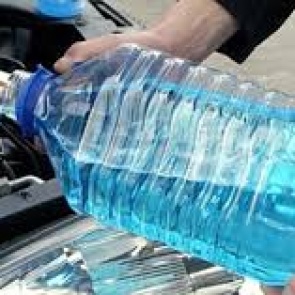 Водителям напомнили правила выбора безопасной незамерзайки