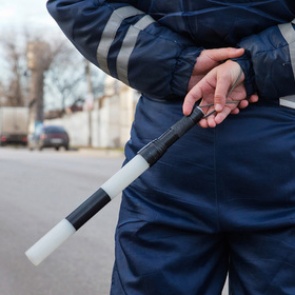 Пьяный парень поспорил с другом, что можно безнаказанно ехать по встречке в центре города. Проспорил