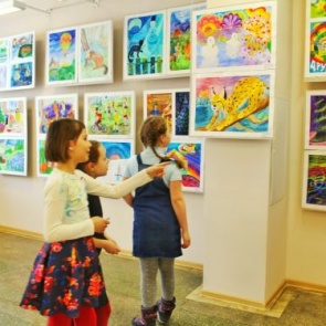 В Ачинске стартовала выставка юных художников Красноярского края