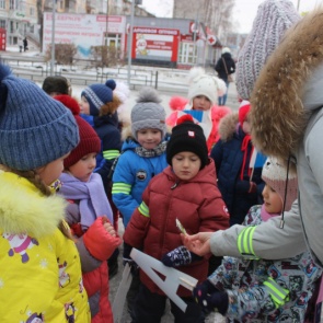 Госавтоинспекторы и родительская общественность в День правовой помощи детям провели акцию «Засветись»