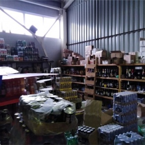 В Красноярске на рынке изъяли более 2,5 тыс бутылок с алкоголем