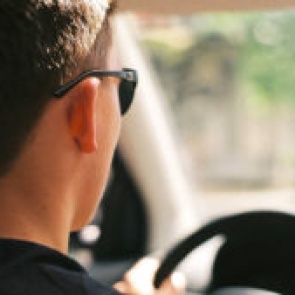 Эксперты рассказали, стоит ли выдавать права несовершеннолетним